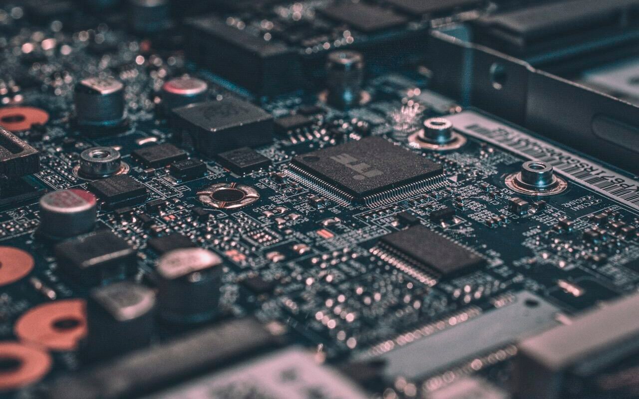AI in Everyday Life: 7 Useful Things It Can Do — and What It Still Gets Wrong